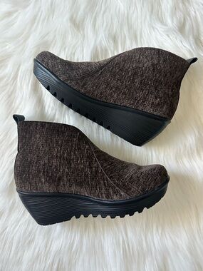 Bernie mev. Sally Brown Velvet Wedge Ankle Booties Size EU 39/ US 8